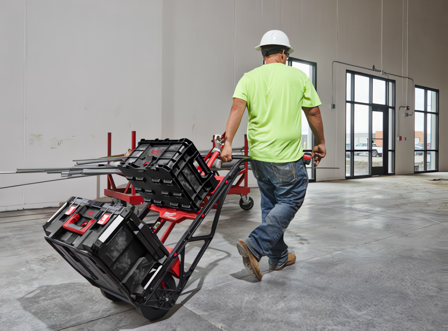 MILWAUKEE® расширяет линейку PACKOUT™ новыми двухколёсной тележкой PACKOUT™ и настраиваемой рабочей поверхностью PACKOUT™