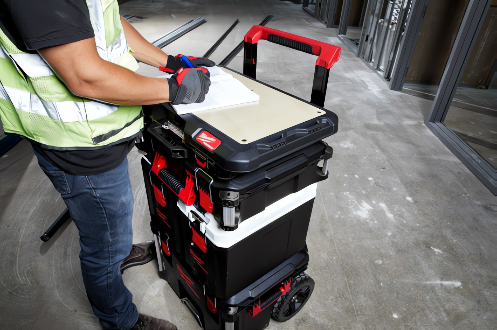 MILWAUKEE® расширяет линейку PACKOUT™ новыми двухколёсной тележкой PACKOUT™ и настраиваемой рабочей поверхностью PACKOUT™