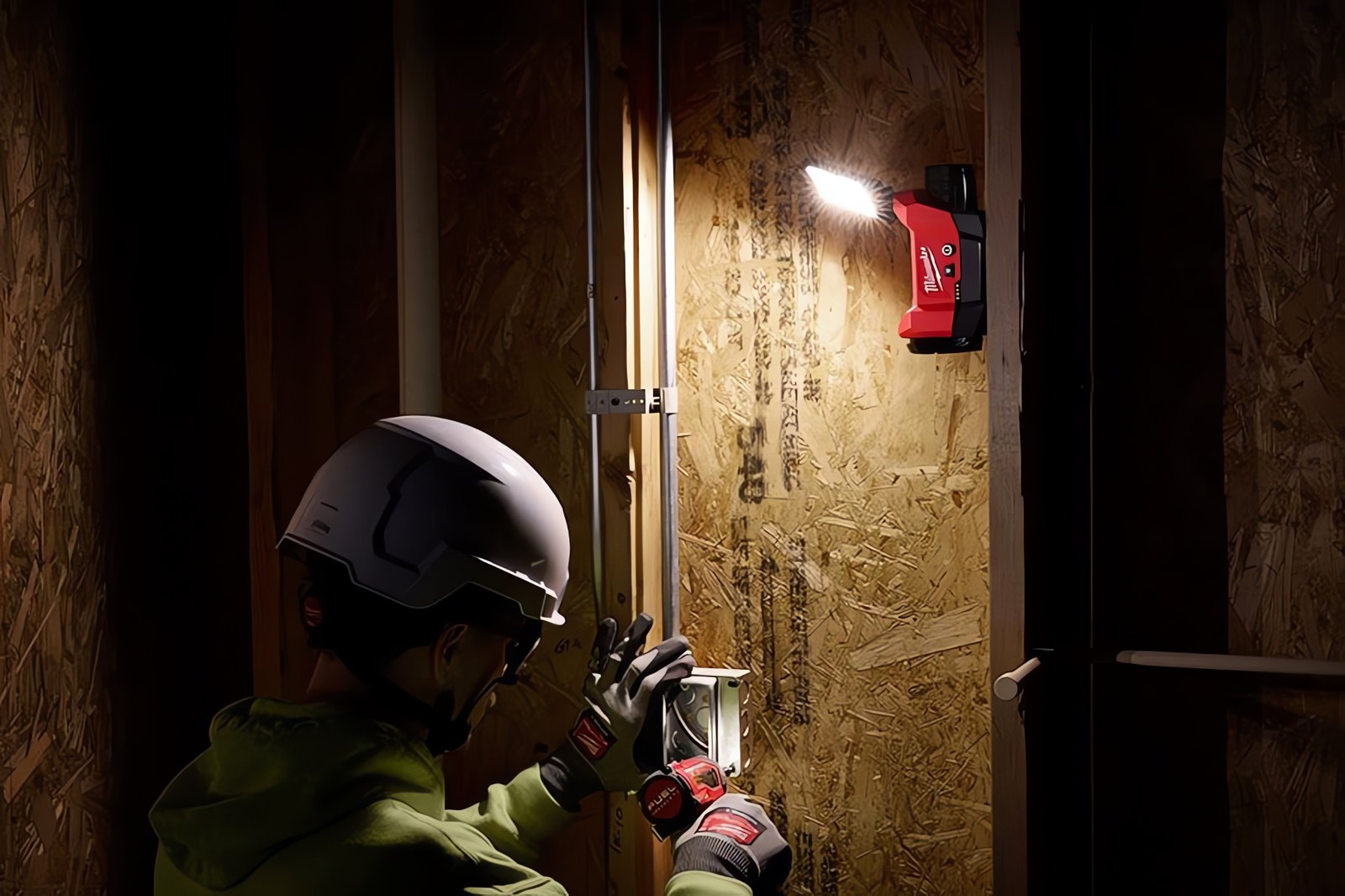 MILWAUKEE® расширяет возможности компактного формата с новым осветительным решением M12™