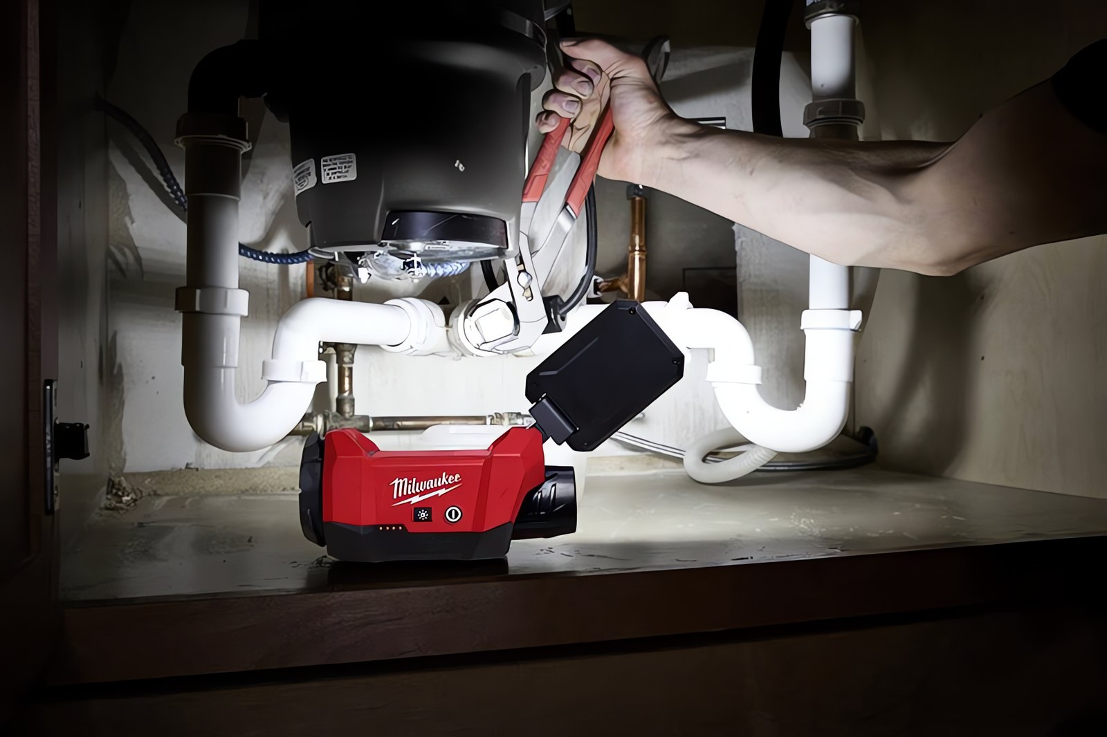 MILWAUKEE® расширяет возможности компактного формата с новым осветительным решением M12™