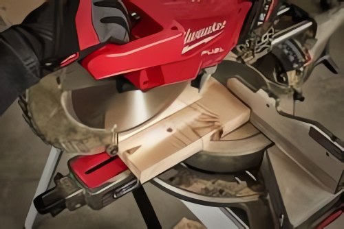 Milwaukee Tool расширяет линейку торцовочных пил новой M18 FUEL™ 305 мм комбинированной торцовочной пилой с протяжкой и двойным наклоном