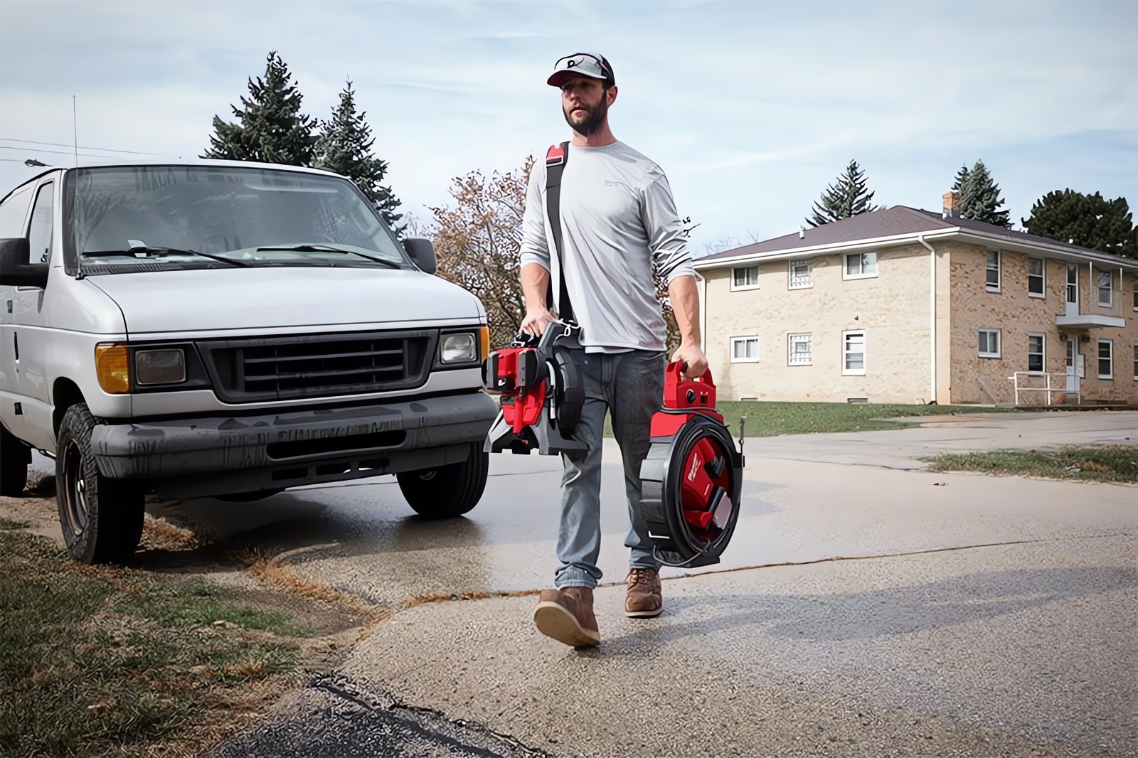 MILWAUKEE® выводит категорию оборудования для прочистки труб на новый уровень скорости и контроля