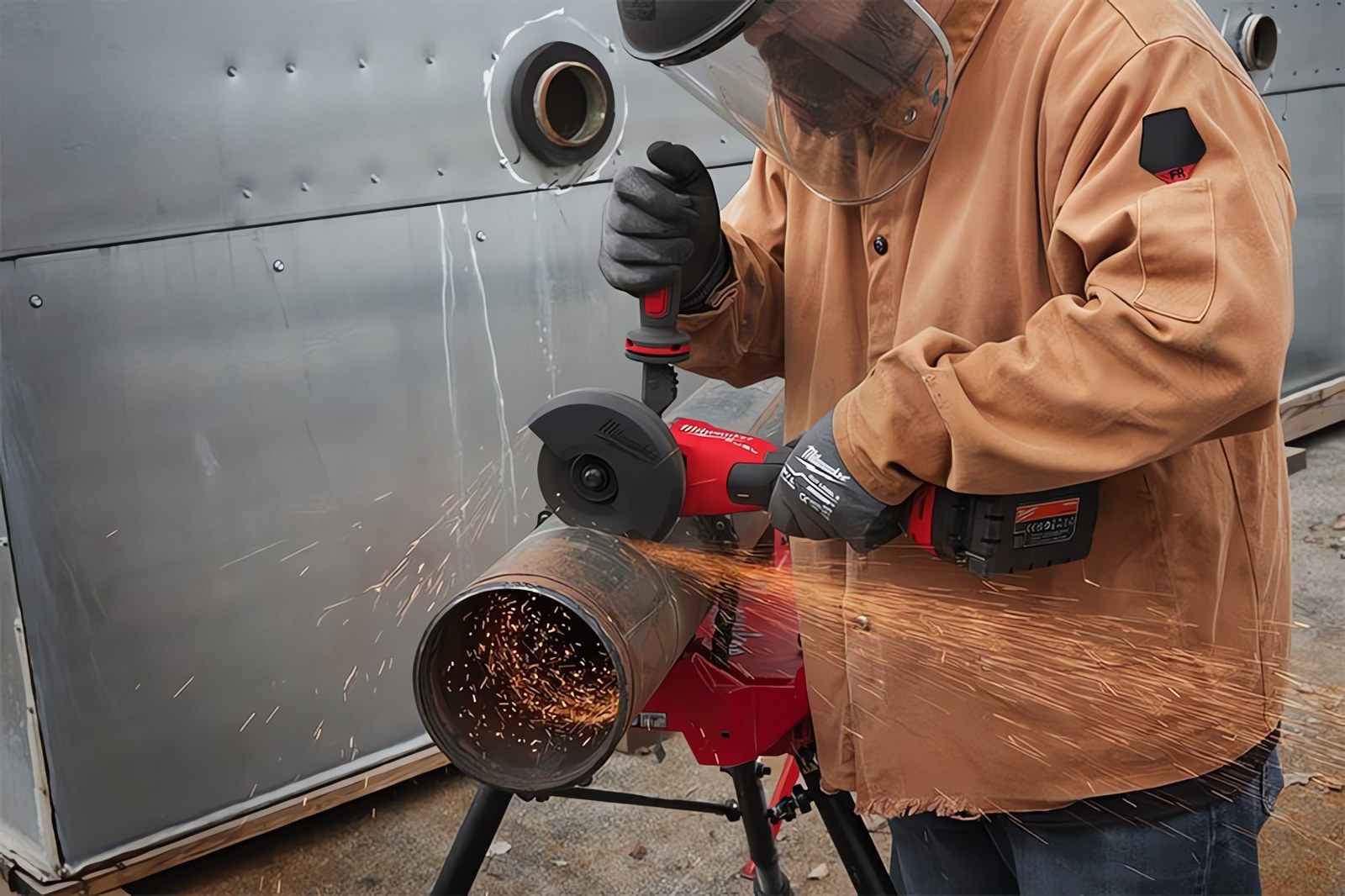 MILWAUKEE® задаёт новый стандарт безопасности и контроля для угловых шлифмашин