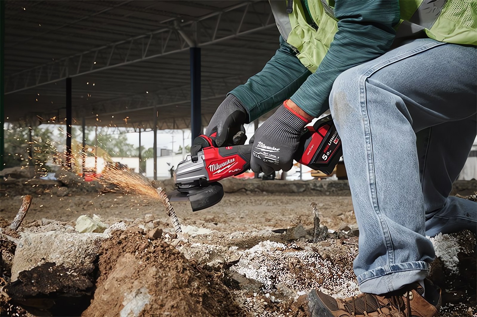 MILWAUKEE® задаёт новый стандарт безопасности и контроля для угловых шлифмашин