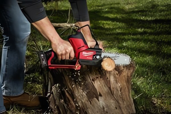 Новая сучкорезная пила M12 FUEL™ HATCHET™ обеспечивает лучшую манёвренность, чем цепные пилы, при работе в труднодоступных местах