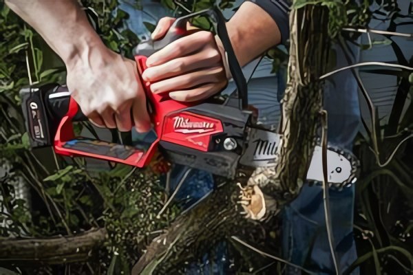 Новая сучкорезная пила M12 FUEL™ HATCHET™ обеспечивает лучшую манёвренность, чем цепные пилы, при работе в труднодоступных местах