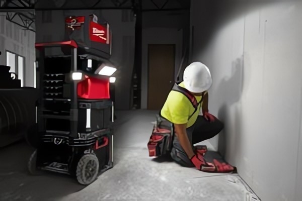 Новое осветительное решение MILWAUKEE® освещает рабочую площадку и совместимо с PACKOUT™