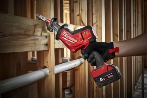 Новое осветительное решение MILWAUKEE® освещает рабочую площадку и совместимо с PACKOUT™