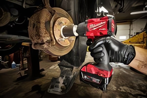 Новые ударные гайковёрты M18 FUEL™ среднего крутящего момента от MILWAUKEE® справятся более чем с 90% крепёжных работ!