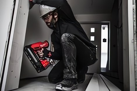 Полная альтернатива пневматике от MILWAUKEE® — новые финишные нейлеры M18 FUEL™ нового поколения