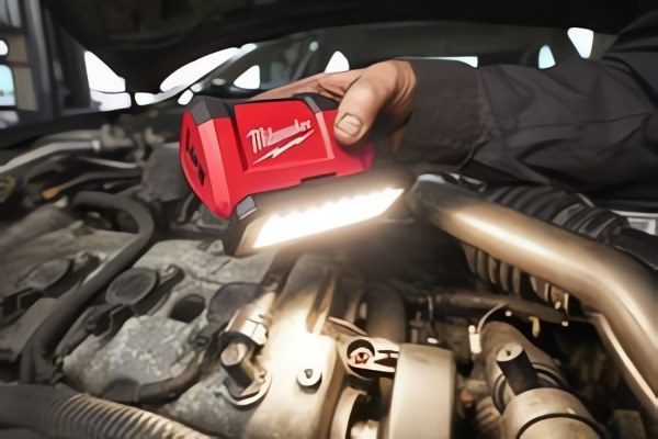 Схватил. Прикрепил. Повернул. Milwaukee Tool пополняет линейку осветительных решений новым M12™ Pivot Area Light