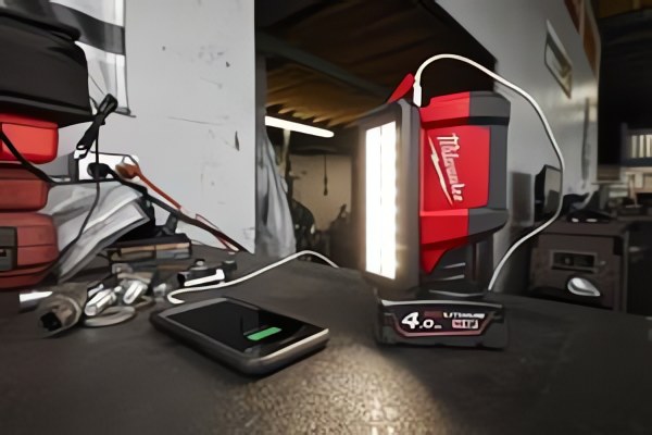 Схватил. Прикрепил. Повернул. Milwaukee Tool пополняет линейку осветительных решений новым M12™ Pivot Area Light