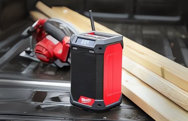 Заряжай. Подвешивай. Включай громче. MILWAUKEE® представляет радиоприёмник-зарядное устройство M12™ DAB+!